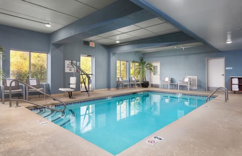 Indoor pool, sun loungers