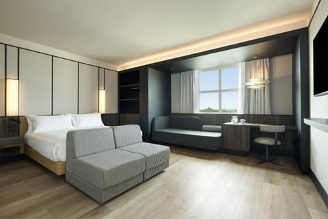 Executive Room, 1 King Bed (Family Room) | Premium bedding, minibar, in-room safe, desk