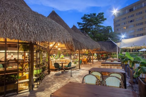3 restaurants; breakfast, lunch, dinner, and brunch served