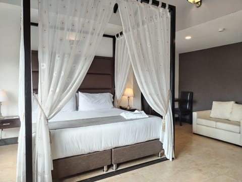 Standard Suite | Premium bedding, down comforters, Tempur-Pedic beds, minibar