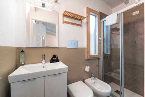 Crystal Chalet | Bathroom | Shower, rainfall showerhead, hair dryer, bidet