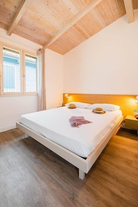 Premium bedding, in-room safe, free WiFi, bed sheets