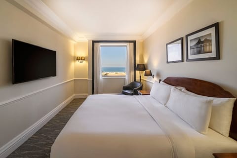 Executive Suite, 1 King Bed with Sofa bed, Ocean View | Minibar, in-room safe, desk, laptop workspace