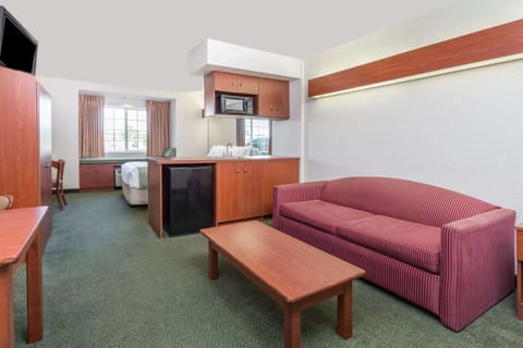 Suite | Down comforters, in-room safe, desk, iron/ironing board
