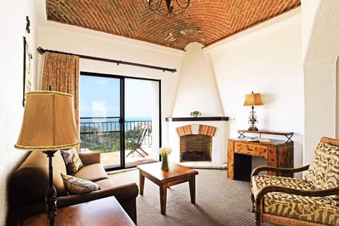 Suite, 1 King Bed | Living room | TV