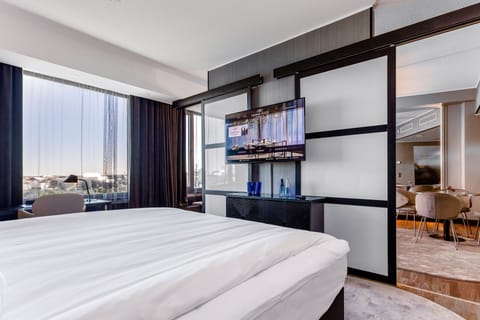 Suite, 1 Bedroom | Hypo-allergenic bedding, minibar, in-room safe, desk