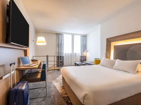 Hypo-allergenic bedding, free minibar items, in-room safe, desk