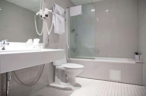 Premium bedding, in-room safe, desk, blackout drapes