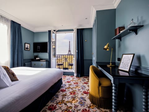 La Chambre 55 - Vue Tour Eiffel - Accès spa 45min offert | Egyptian cotton sheets, premium bedding, pillowtop beds, minibar
