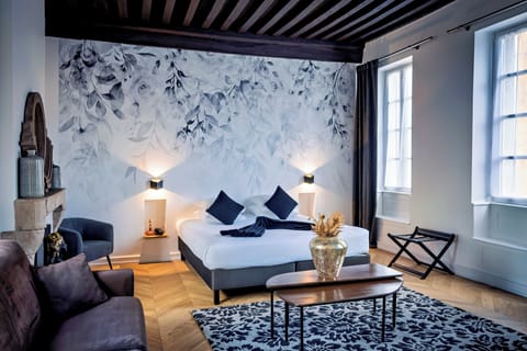 Executive Quadruple Room | Hypo-allergenic bedding, minibar, in-room safe, individually furnished