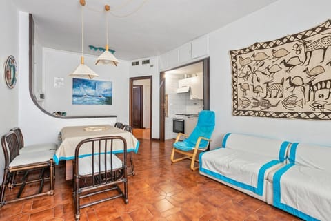 Bright apartment that can accommodate up to 5 people, located just 200m from the free beach and 5 minutes walk from the Marina, the ideal starting point to explore the wonderful Ligurian coast by boat. Equipped with every comfort for a pleasant stay, inc Apartment in Camogli