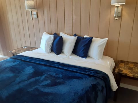 Superior Single Room, 1 King Bed | Premium bedding, pillowtop beds, soundproofing, iron/ironing board