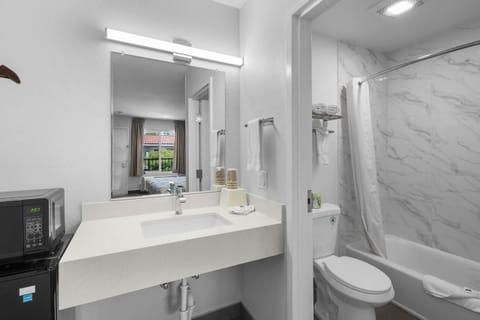 Combined shower/tub, hair dryer, towels