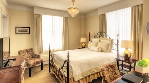 Deluxe Room, 1 Queen Bed | Premium bedding, in-room safe, desk, iron/ironing board