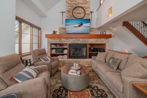 Picturesque Living Room with Fireplace - Aspen Ridge 16 - Vivid - Picturesque Living Room with Fireplace - Aspen Ridge 16 - Vivid Vacation Rentals Telluride