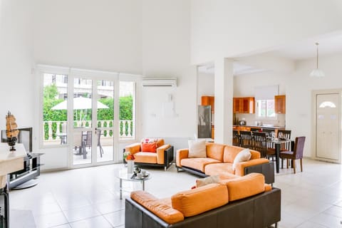 Villa Deja Blue by Ezoria Villas (8495)