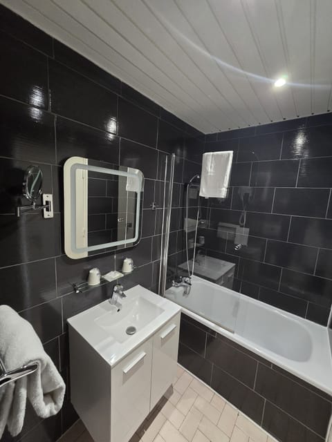 Double Room | Bathroom | Hair dryer, towels, soap, shampoo