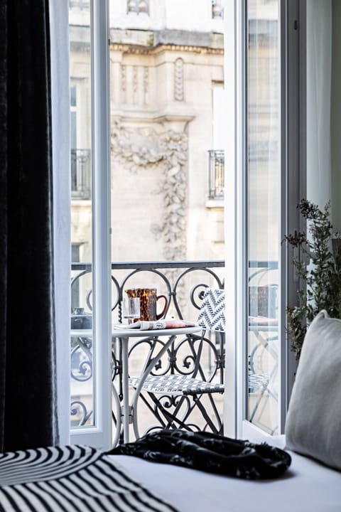 Premium Room, 1 Queen Bed, Non Smoking, Balcony (Shower Only) | Premium bedding, down comforters, memory foam beds, minibar