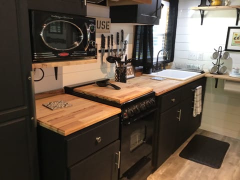 Adorable kitchen,everything you need to cook a great meal,retro appliances 