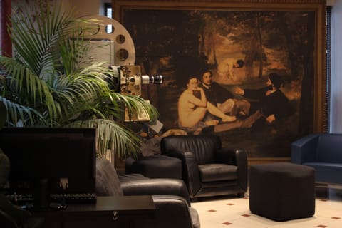 Lobby lounge