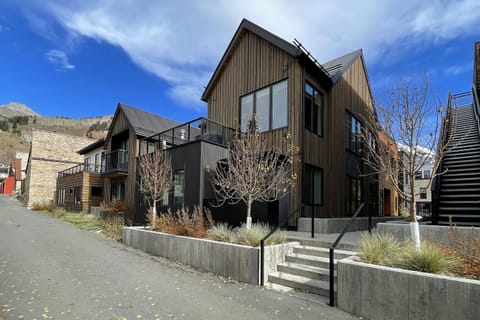 1.02-exterior_of_unit_2