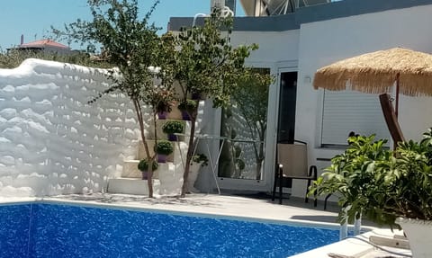 entrance of the apartment 