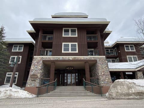 Kintla Lodge Building