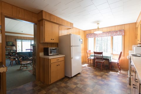 Large fully equipped Kitchen with a table for 4, refinished cabinets!