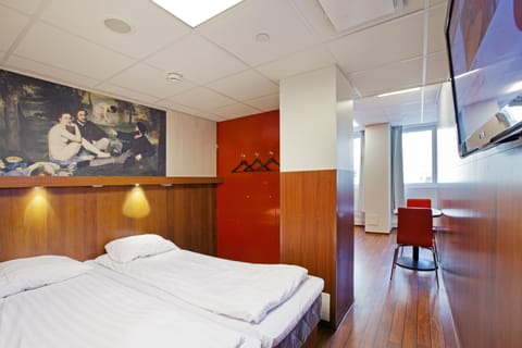 Desk, blackout drapes, soundproofing, free WiFi