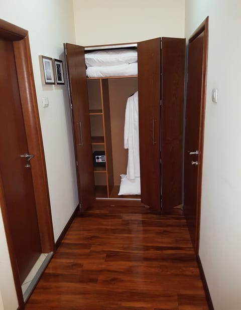 Premium bedding, minibar, in-room safe, desk