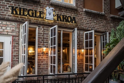 2 restaurants; lunch and dinner served