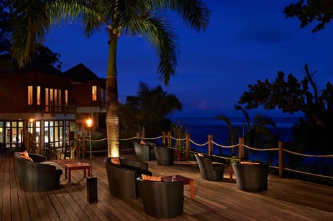 Cocktail bar, ocean views, open daily