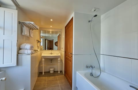 Junior Double or Twin Room, Private Bathroom | Bathroom | Free toiletries, hair dryer, bathrobes, towels