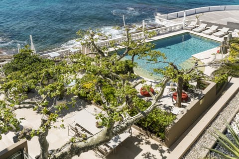 Seasonal outdoor pool, pool umbrellas, sun loungers