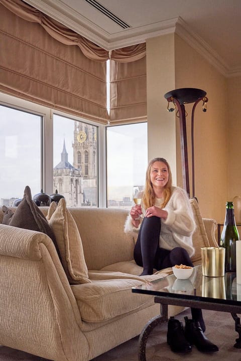 Presidential Suite (Duplex, Royal Sinjoor) | Living area | 42-inch LCD TV with satellite channels, TV