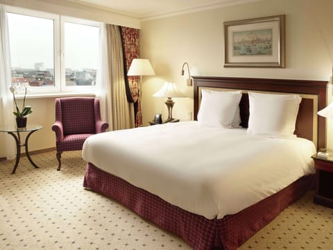 Suite, 1 King Bed (Groenplaats) | Minibar, in-room safe, blackout drapes, soundproofing