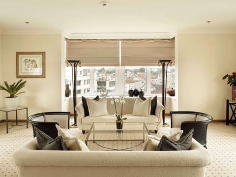 Presidential Suite (Duplex, Royal Sinjoor) | Living area | 42-inch LCD TV with satellite channels, TV