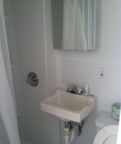 Standard Room | Bathroom | Shower, bathrobes, towels