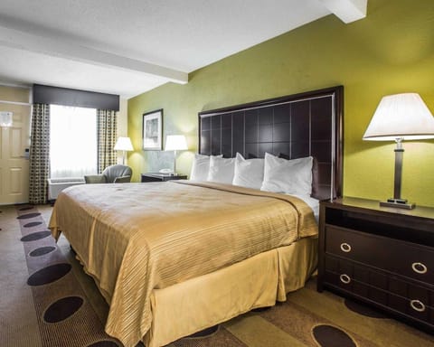 Desk, soundproofing, free WiFi, bed sheets