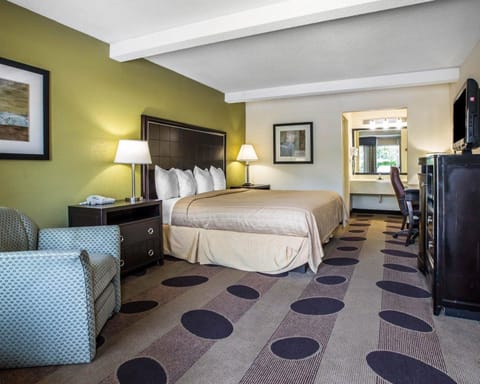 Desk, soundproofing, free WiFi, bed sheets