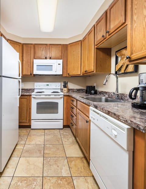 Standard Condo, 3 Bedrooms | Private kitchen | Fridge, microwave, stovetop, coffee/tea maker