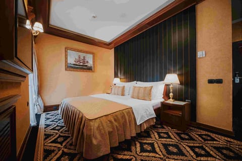 Double Room, City View | Minibar, in-room safe, desk, soundproofing