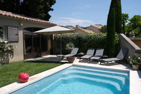 AUREILLE Alpilles Provence vacation rental, Comfortable villa for rent for 6 people. Online reservation with Plaisirs & Maisons de Provence