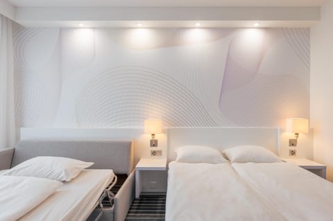 Hypo-allergenic bedding, down comforters, in-room safe, desk