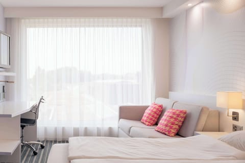 Hypo-allergenic bedding, down comforters, in-room safe, desk