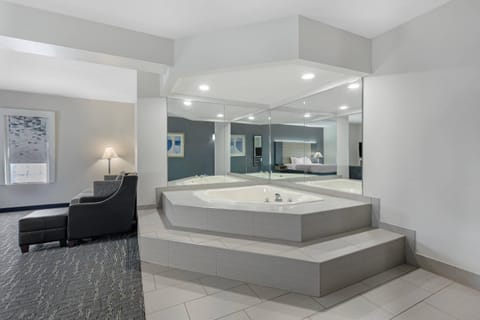 Deluxe Suite, 1 King Bed, Accessible, Non Smoking | Desk, free WiFi, bed sheets