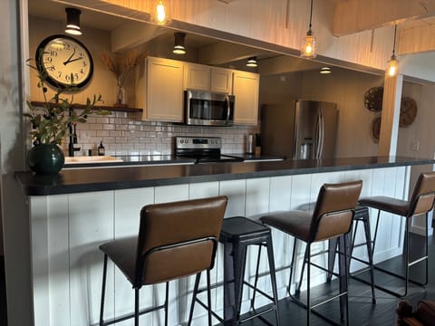 Kitchen with 5 barstools