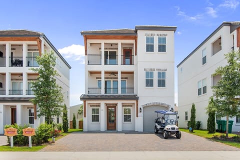 Exterior View - Two Balconies - 6-Passenger Golf Cart
