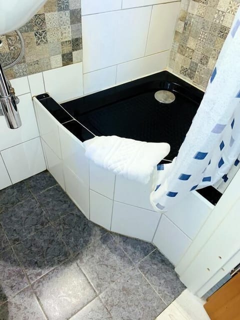 Apartment, 3 Bedrooms | Bathroom shower