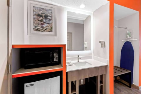 Combined shower/tub, free toiletries, hair dryer, towels